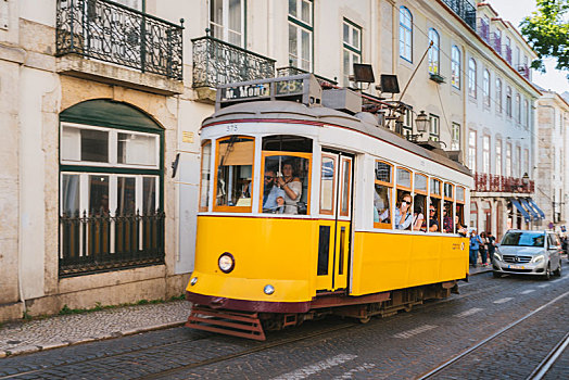 葡萄牙里斯本街道上的经典黄色电车