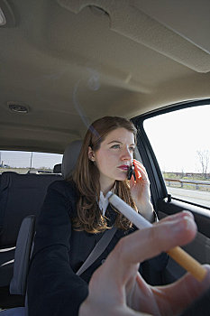 驾驶员,交谈,手机,吸烟,香烟