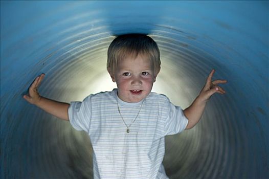 小,男孩,走,地下,玩,隧道