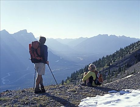 伴侣,远足者,高,山脊,远眺,山脉,班夫国家公园,加拿大,艾伯塔省