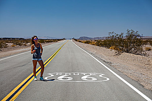 美女,途中,66号公路,针,莫哈维沙漠,加利福尼亚,美国,北美