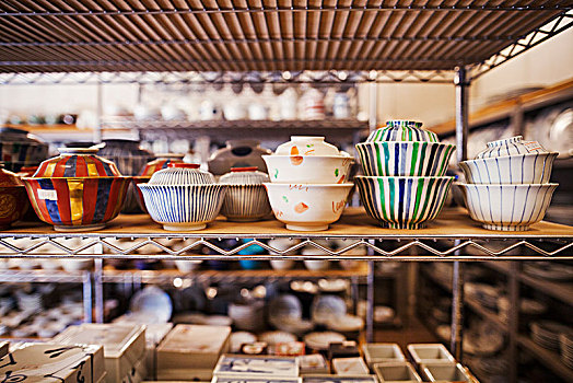 特写,选择,陶瓷,碗,盖子,架子,日本,瓷器,工作间