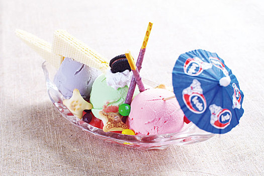 三色冰淇淋船