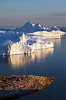 格陵兰,伊路利萨特,冰山,淹没,结冰,冰碛,雅各布港,入口,迪斯科湾,照亮,子夜太阳,夏天,晚间