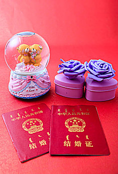 水晶球旋转爱情小熊结婚证和紫色玫瑰花礼盒