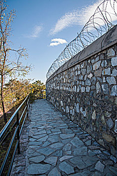 北京香山公园小路旁的围墙