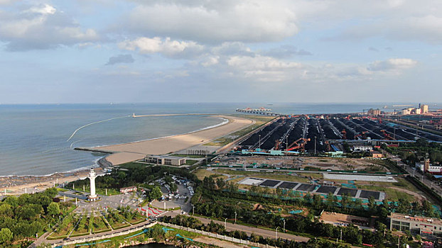 山东省日照市,夏日里的海港风景如画,轮船火车与灯塔相得益彰