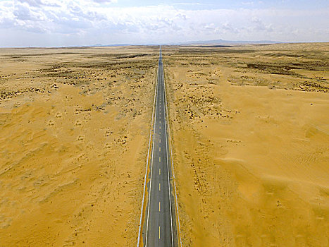 航拍穿越沙漠的公路