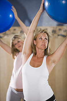 两个,孕妇,练习,瑜珈,一起,健身室,健身球