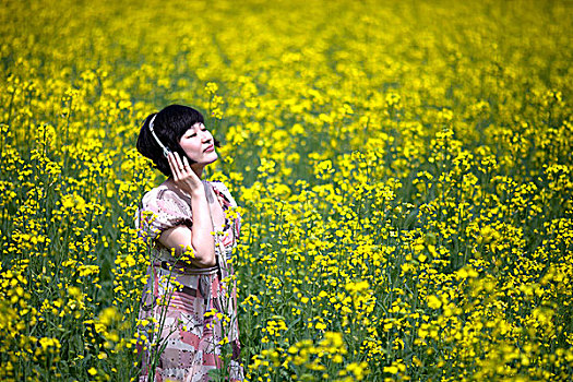 油菜花田中的女孩