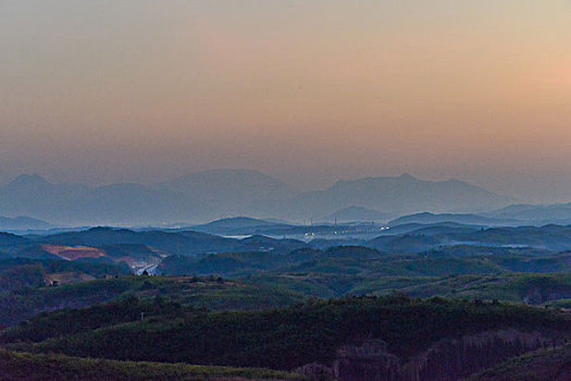 山,丹霞,群山,山脉,黄昏,红光,坡顶,驴友,旅行,地质公园,丹霞地貌,灌木,树,草,水潭,素材,平面设计