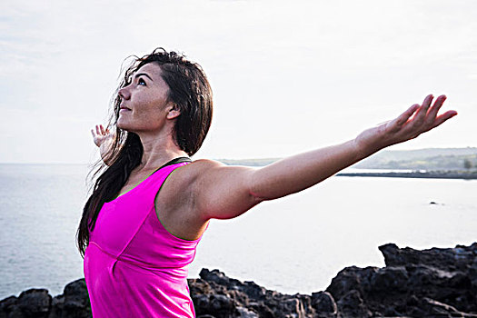 女人,海岸,练习,瑜珈,展开双臂,毛伊岛,夏威夷,美国
