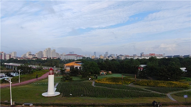 山东省日照市,清晨里的海边风景如画,市民游客打卡海滩流连忘返