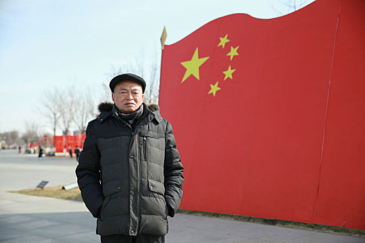 2022年2月7日,山东淄博市民就近到周边公园游乐场游玩,一同感受浓郁的年味,欢度新春佳节,不少市民选择和国旗合影留念