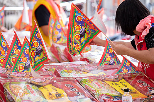 中国鬼节中元普渡丰盛的祭祀品及人们