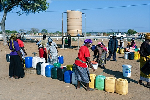 未知,纳米比亚女性,孩子,靠近,公用,饮用水