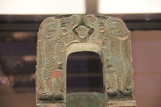 中国国家博物馆馆藏青铜器后母戊鼎虎食人纹