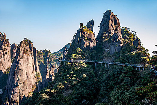 江西上饶三清山盘旋在阳光海岸群山间的栈道