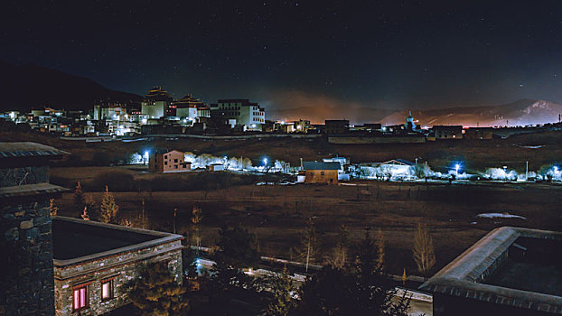 香格里拉松赞林寺夜景