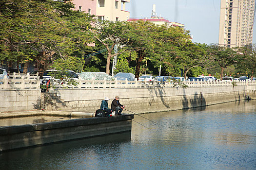 广东省广州市,市民在冬日里垂钓散步