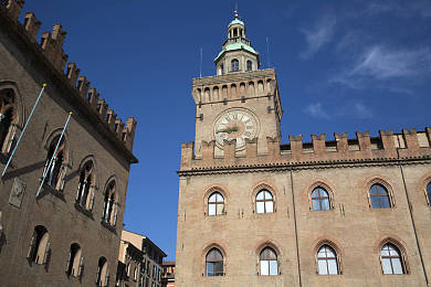 博洛尼亚市政厅钟楼图片