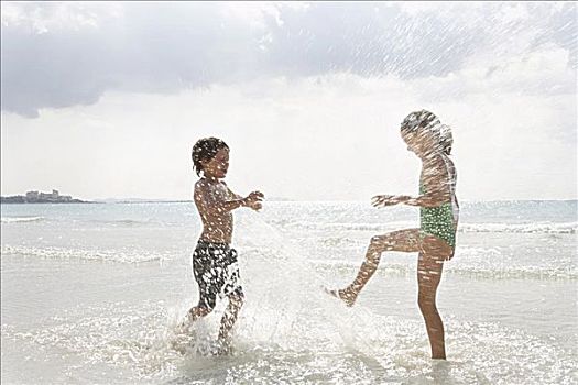 男孩,女孩,溅,水中,马略卡岛,西班牙