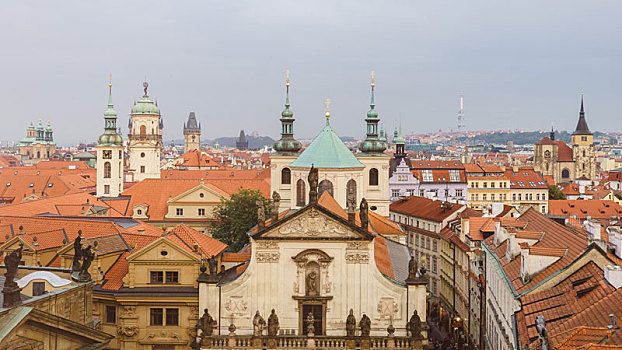 俯瞰布拉格老城区黄昏景观