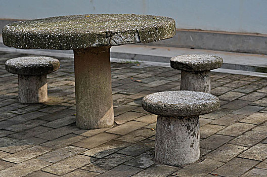 石头做的圆形椅子和桌子