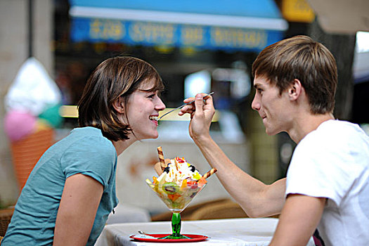 年轻,情侣,吃,冰淇淋,一起