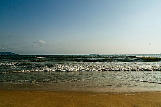 海南的海滨沙滩,蓝天和云朵