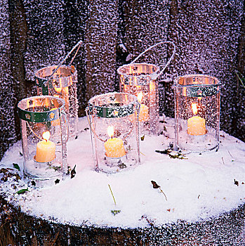 蜡烛,灯笼,雪中