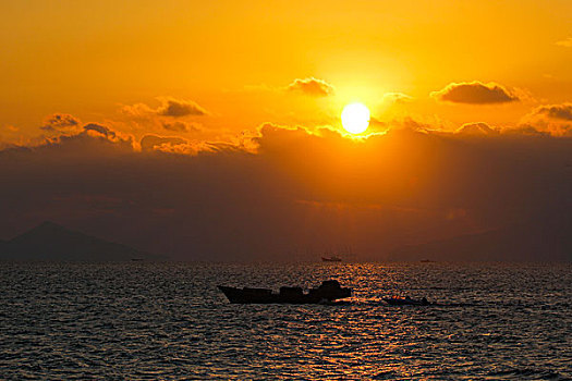 大海日出与渔船相映成景