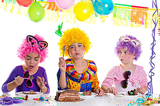 孩子,生日快乐,聚会,吃,巧克力蛋糕,小丑,假发