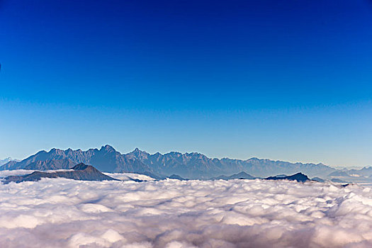 蓝天下的云海雪山