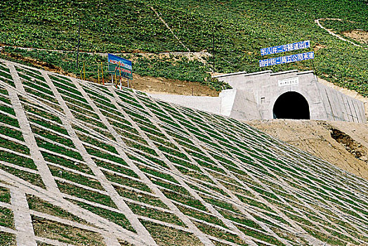 青藏铁路建设绿色羊八井隧道