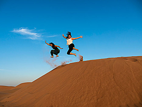 两个,美女,跳跃,沙丘,沙漠,沙尔基亚区,沙,瓦希伯沙漠,阿曼,亚洲