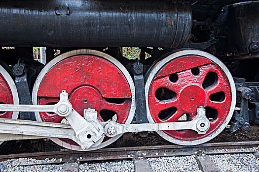 四川乐山市犍为县嘉阳小火车蜜蜂岩站上展示的全球蒸汽机火车车博览文化长廊上的准轨蒸汽机火车车轮
