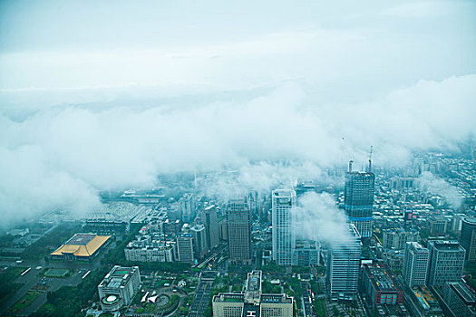台湾台北市131大厦上眺望云雾中的台北市景