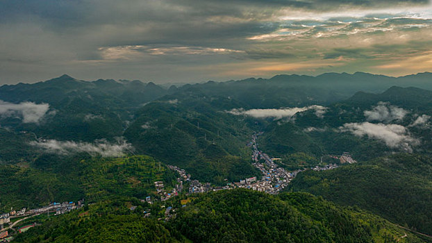 重庆酉阳,西边日落东边雨,山色空蒙景亦奇