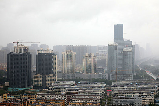 山东省日照市,港城遭倾盆暴雨侵袭,气象部门提醒市民减少外出