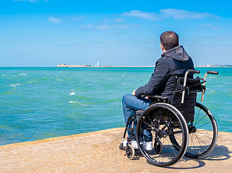 伤残,男青年,坐,轮椅,看,海洋
