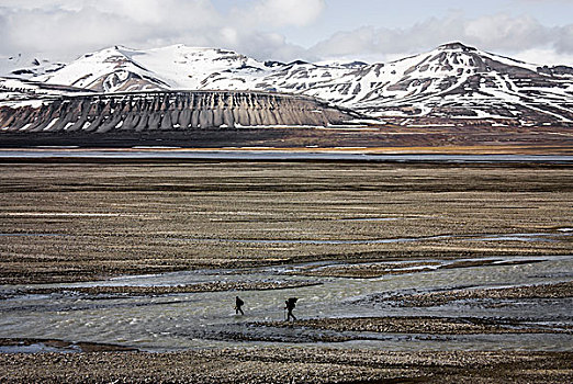 男人,穿过,河,正面,山,斯瓦尔巴特群岛,挪威,七月