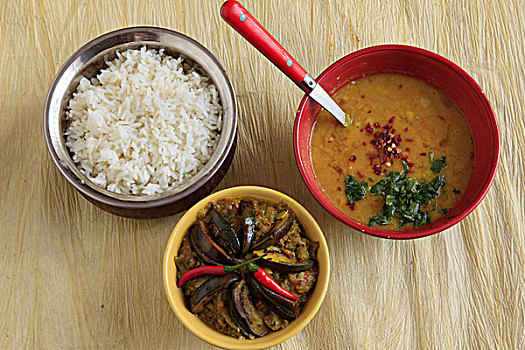 印度香米,茄子,咖哩,小扁豆汤