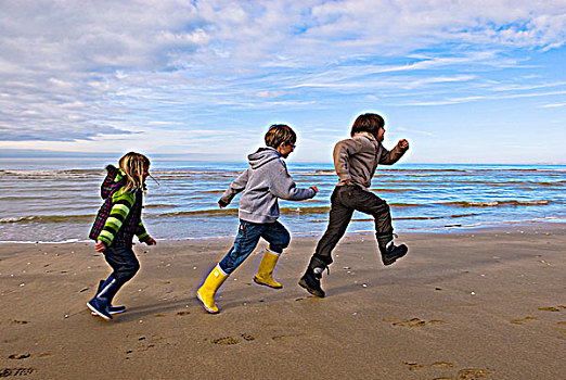 三个孩子,跑,海滩