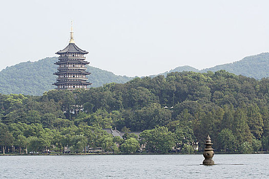 浙江杭州西湖风景和远处的雷峰塔