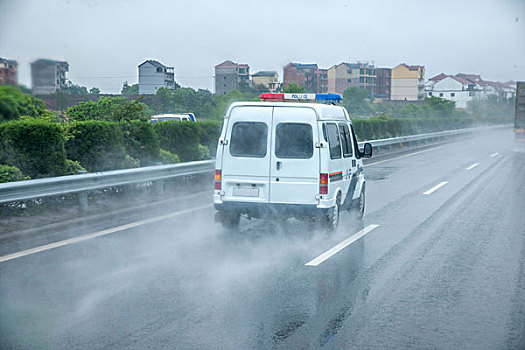 重庆至长沙在雨中g62高速公路