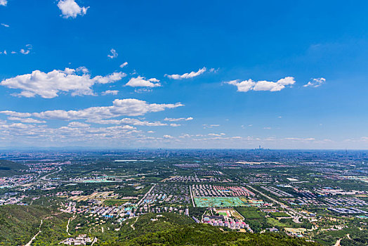 在北京西山国家森林公园俯瞰北京城市建筑