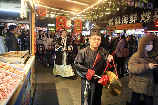 旅游小镇上演,汉婚,实景,20多名青年男女身着汉服引围观