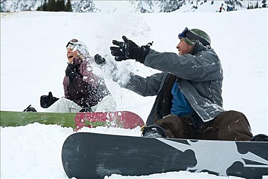 中年,夫妻,坐,投掷,雪