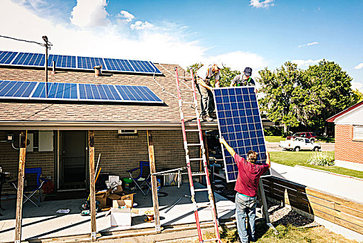 工人,举起,太阳能电池板,屋顶,房子,准备,安装